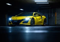 2020 Honda NSX in auffälligem Gelb, beleuchtet in einer dunklen Parkgarage.