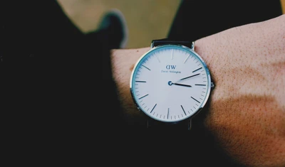 Elegante Analog-Uhr am Handgelenk: Ein zeitloses Modeaccessoire