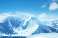 Chaîne de montagnes enneigées sous un ciel bleu clair