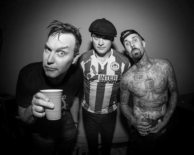 Трое мужчин с татуировками и шляпой позируют для снимка (blink 182, поп панк, панк рок, калифорния, california)