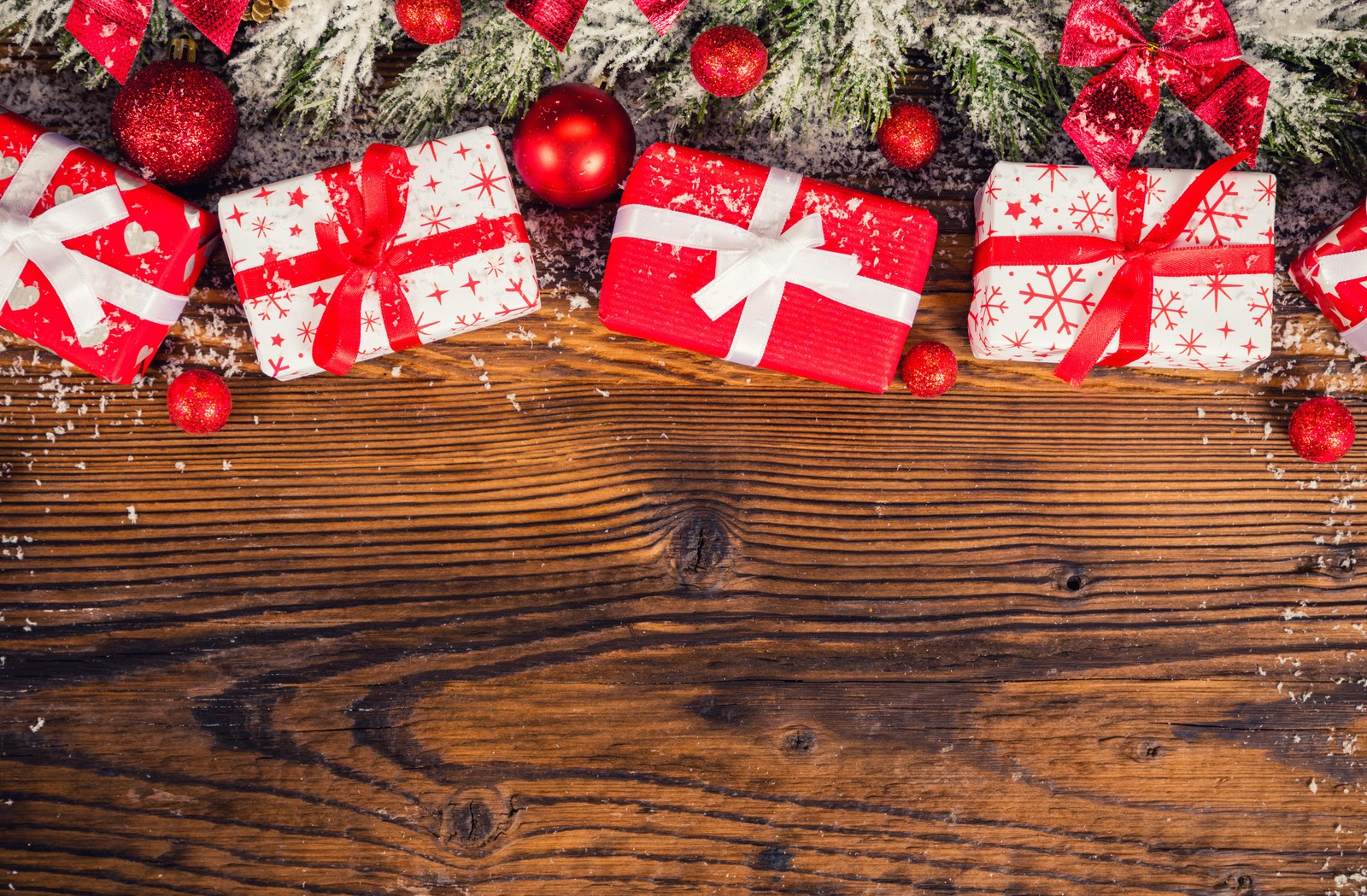 Fundo de natal com presentes e ramos de pinheiro em uma mesa de madeira. (presente, dia de natal, ano novo, enfeite de natal, natal)