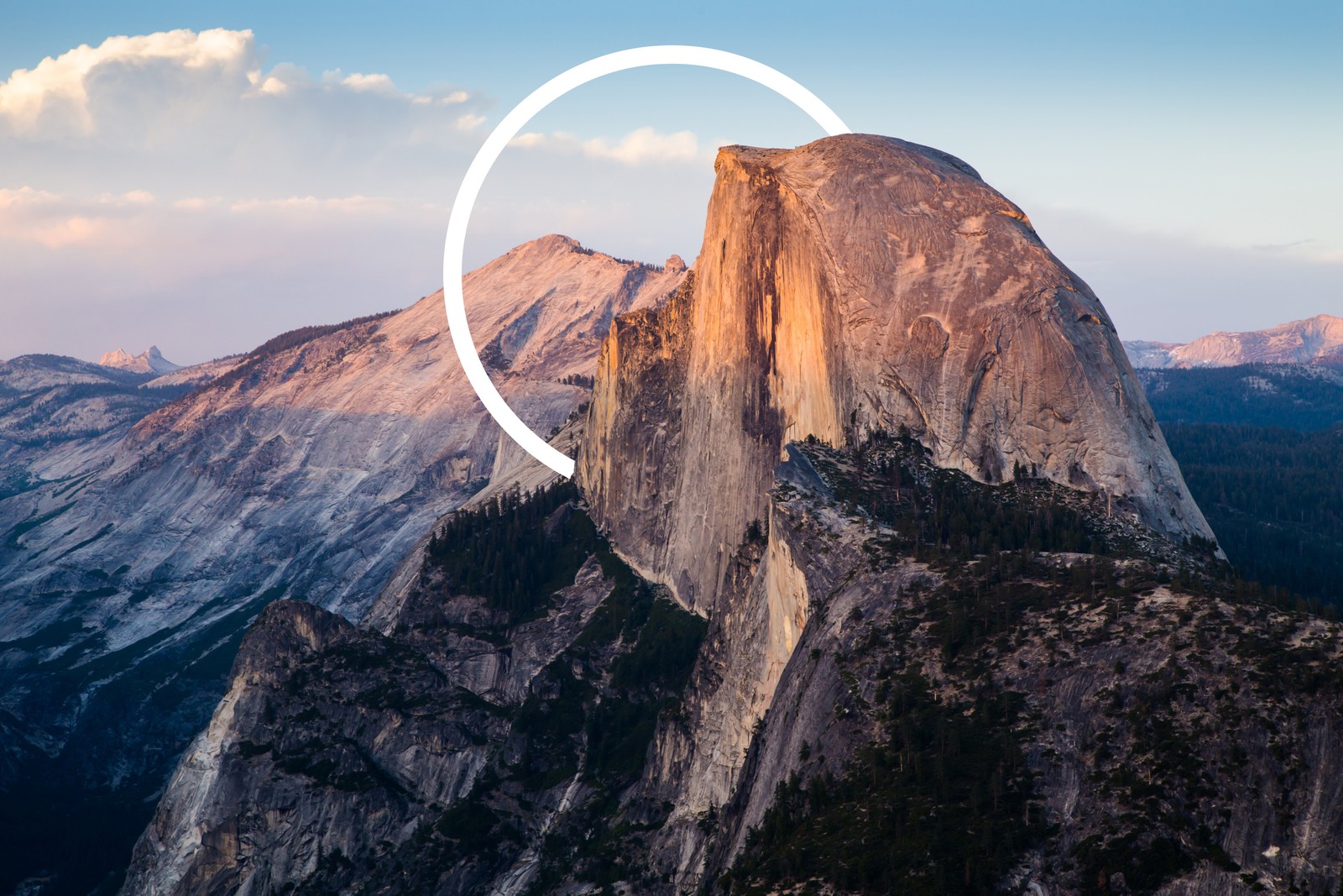 Une montagne avec un cercle au sommet (demi dôme, granite dome, vallée de yosemite, yosemite valley, géométrique)