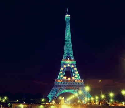 Torre Eiffel iluminada: Una noche romántica en París