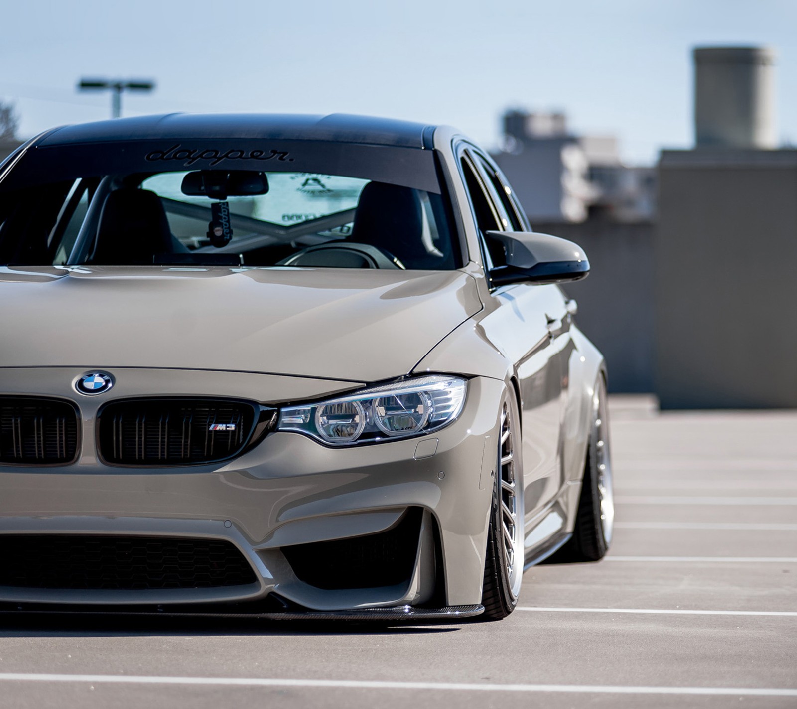 Bmw m4 mit breiter stance (bmw, auto, f80, grau, m3)