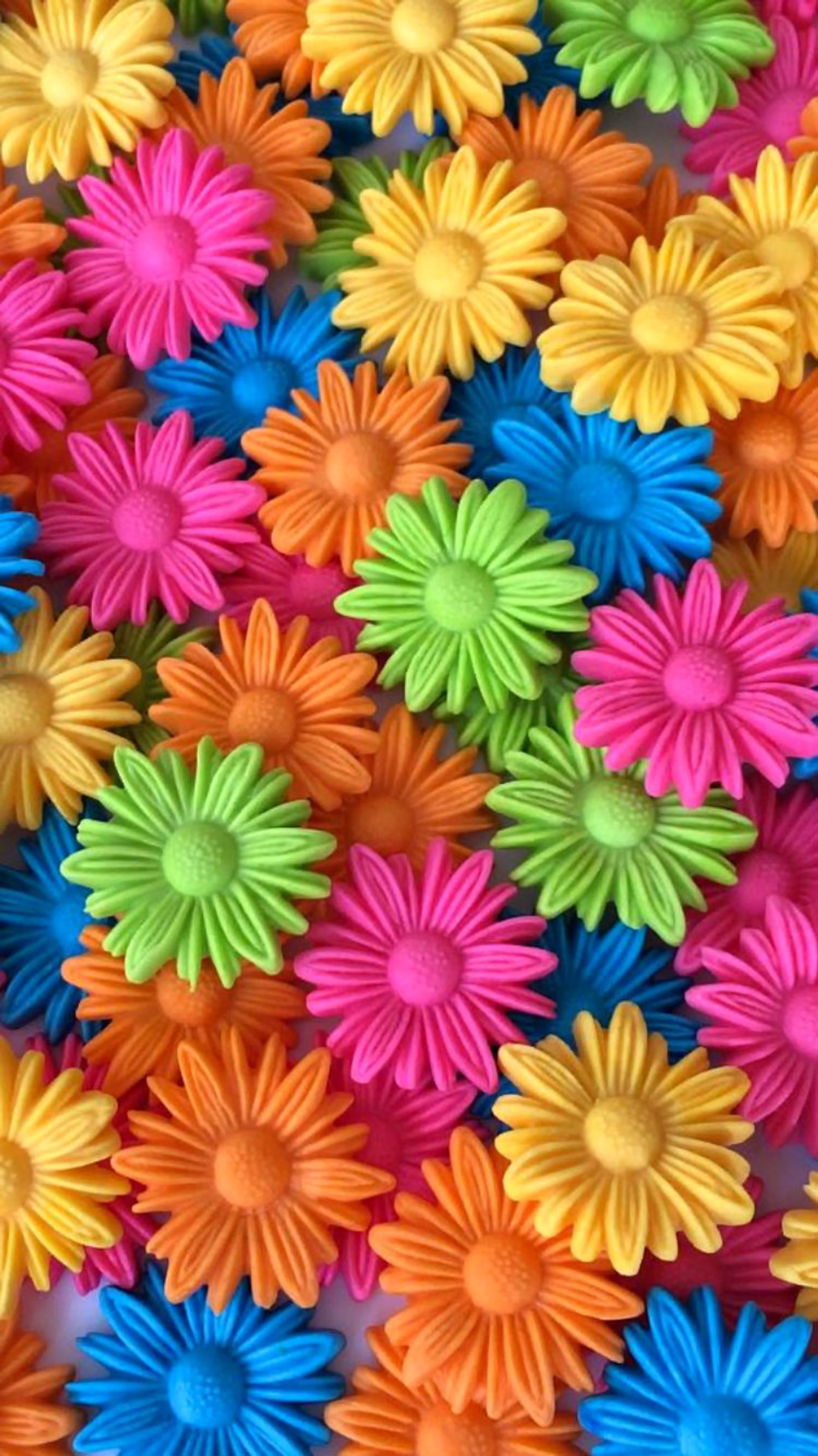 Flores de papel coloridas estão organizadas em um monte (azul, brilhante, colorido, legal, flor)