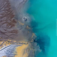 Paisagem costeira serena: Onde as montanhas encontram o oceano