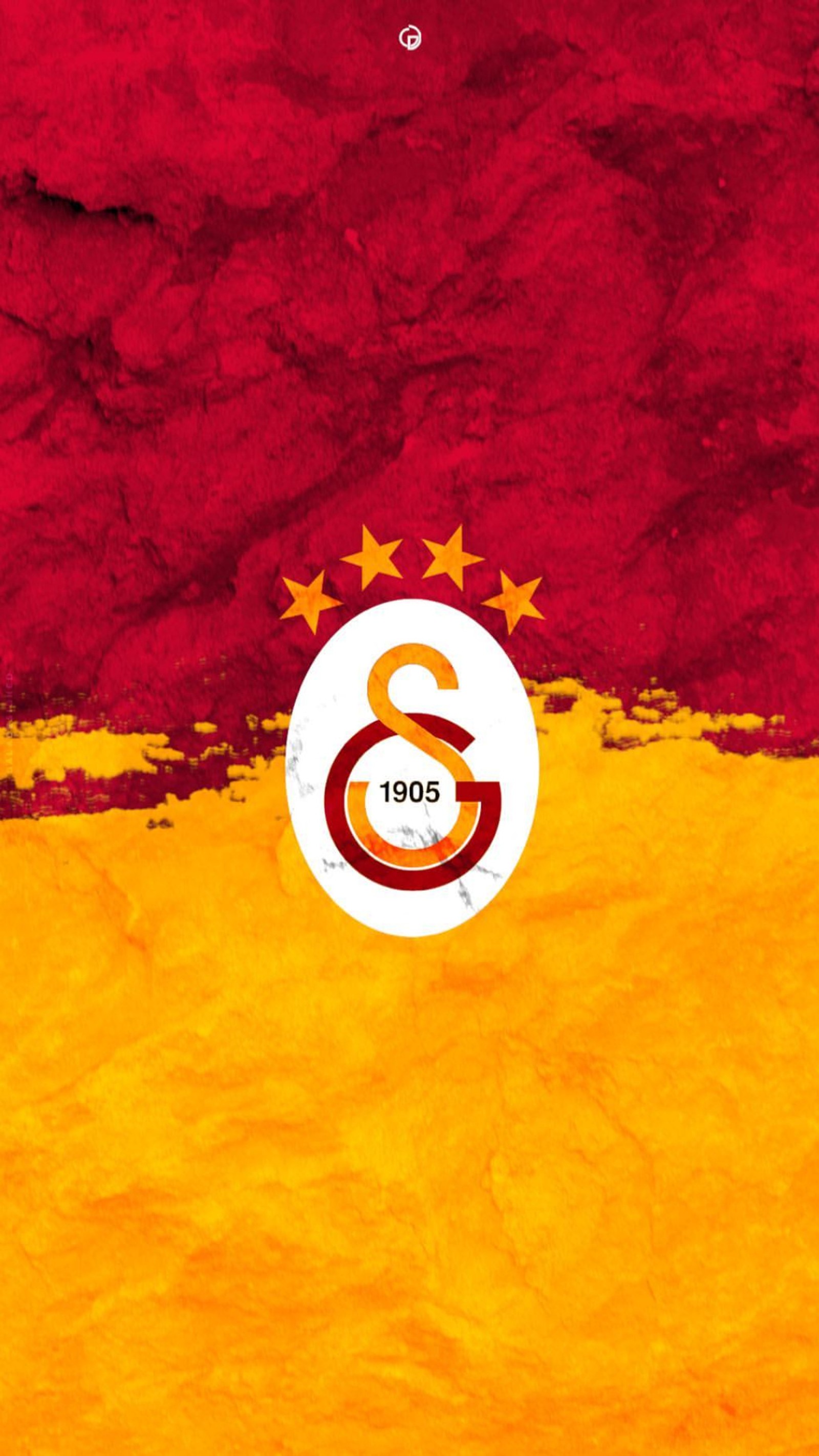 Un primer plano de un balón de fútbol sobre un fondo rojo y amarillo (galatasaray, cimbom)