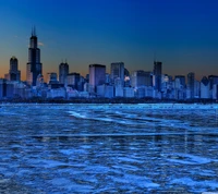 Skyline von Chicago bei Dämmerung: Eine Mischung aus urbaner Majestät und eisigen Gewässern