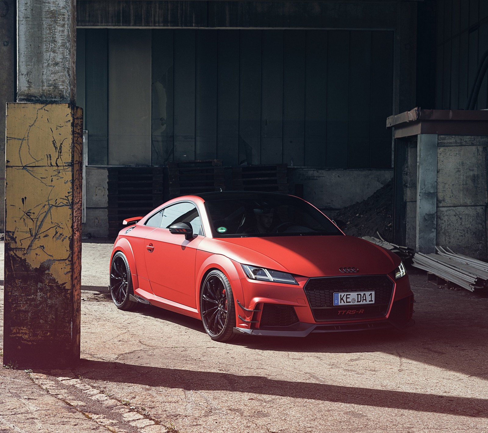 Un gros plan d'une voiture rouge garée dans un garage (audi tt, voiture, kola)