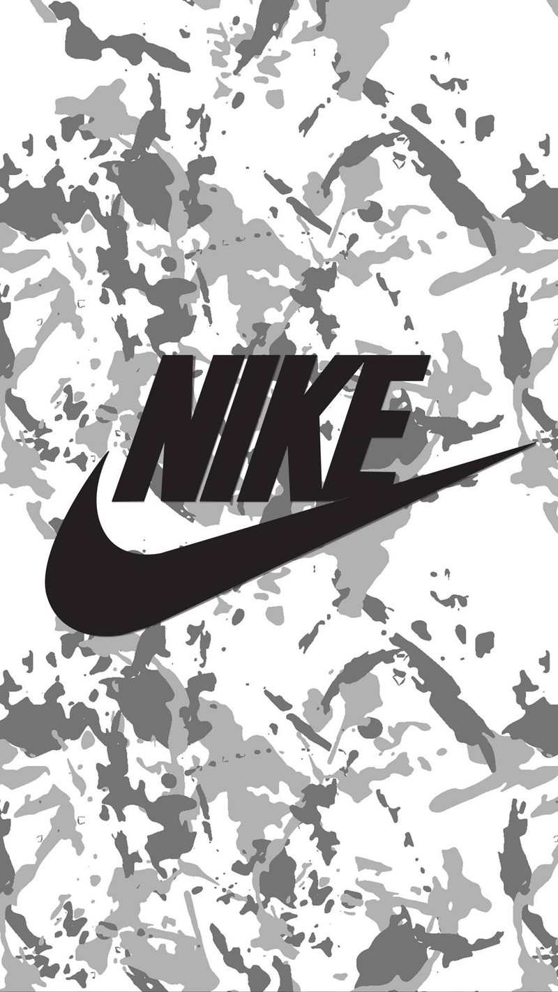 Крупный план черно-белого логотипа nike на камуфляжном фоне (чёрный, серый, nike)