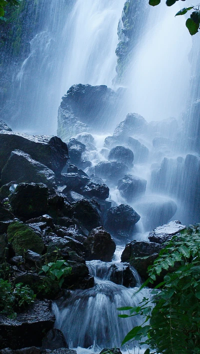 Cascata serena entre rochas íngremes e folhagem exuberante