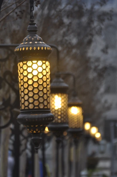 Linternas iluminadas a lo largo de Taksim, Estambul