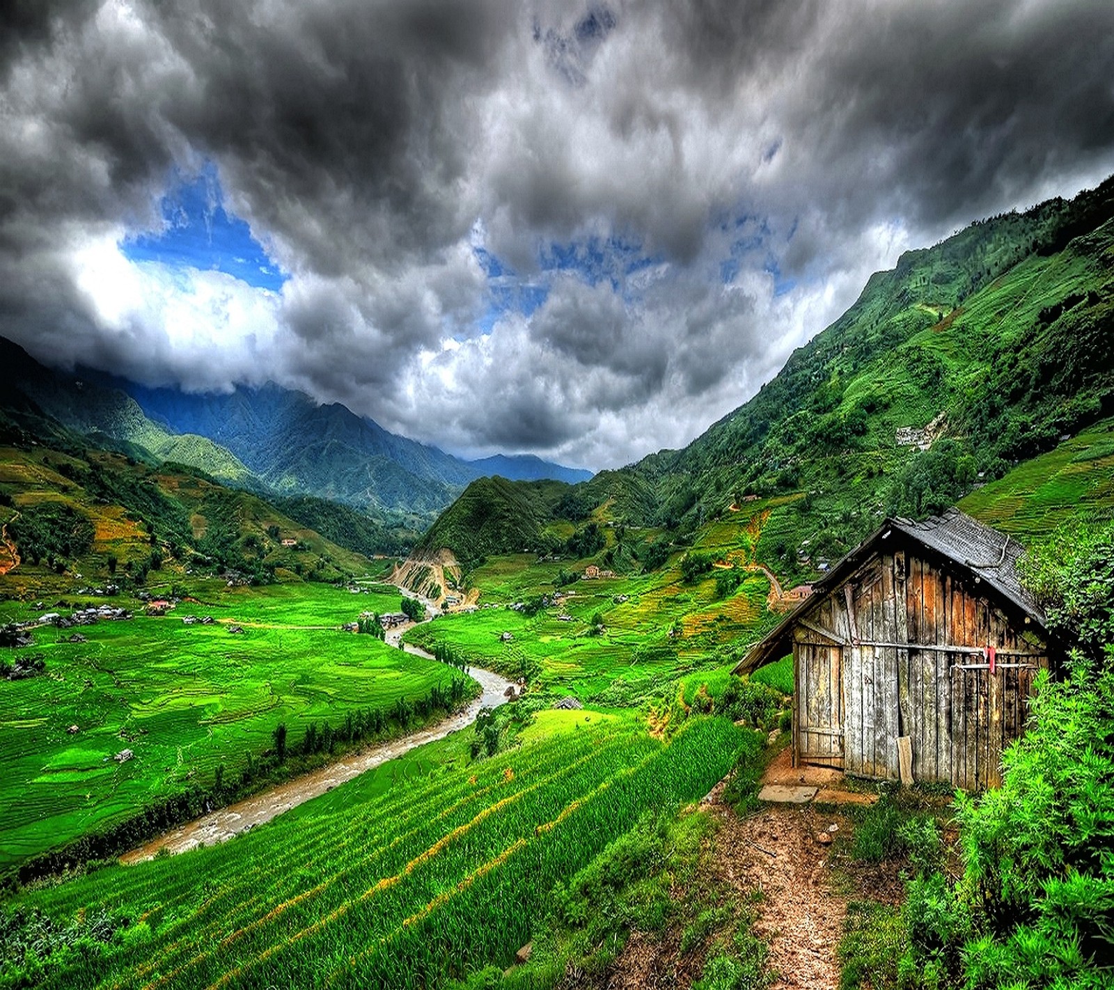 Vista árabe de un valle verde con una pequeña casa en el medio (hermoso, país)