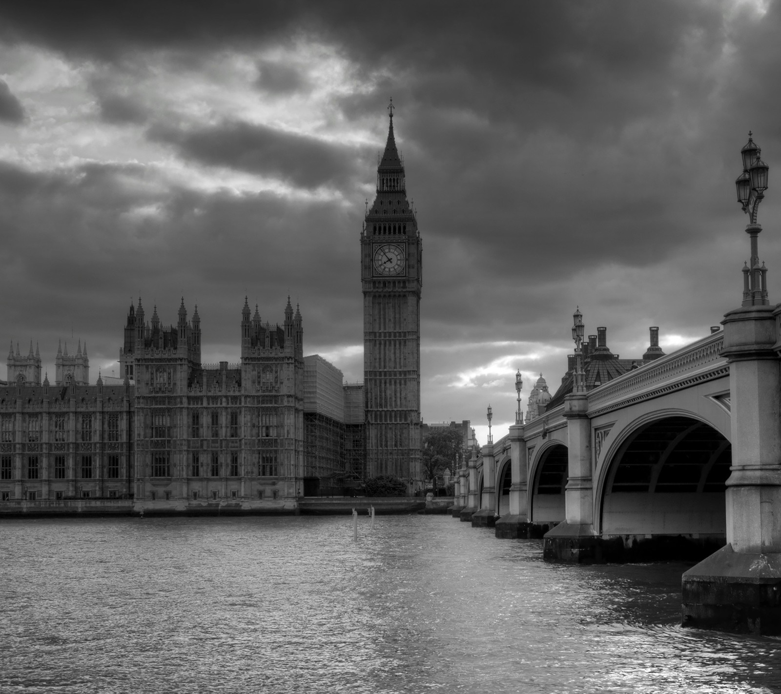 Vista aérea de un puente sobre un río con una torre del reloj al fondo (negro, galaxia, londres, london, samsung)