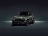 2024 Land Rover Defender Edição 1 em elegante verde oliva, exibindo design robusto e recursos avançados.