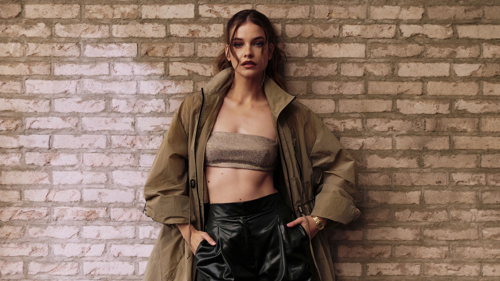 Femme arabe en haut beige et pantalon en cuir noir adossée à un mur en briques (barbara palvin, 2024, séance photo, gens, fond décran 4k)