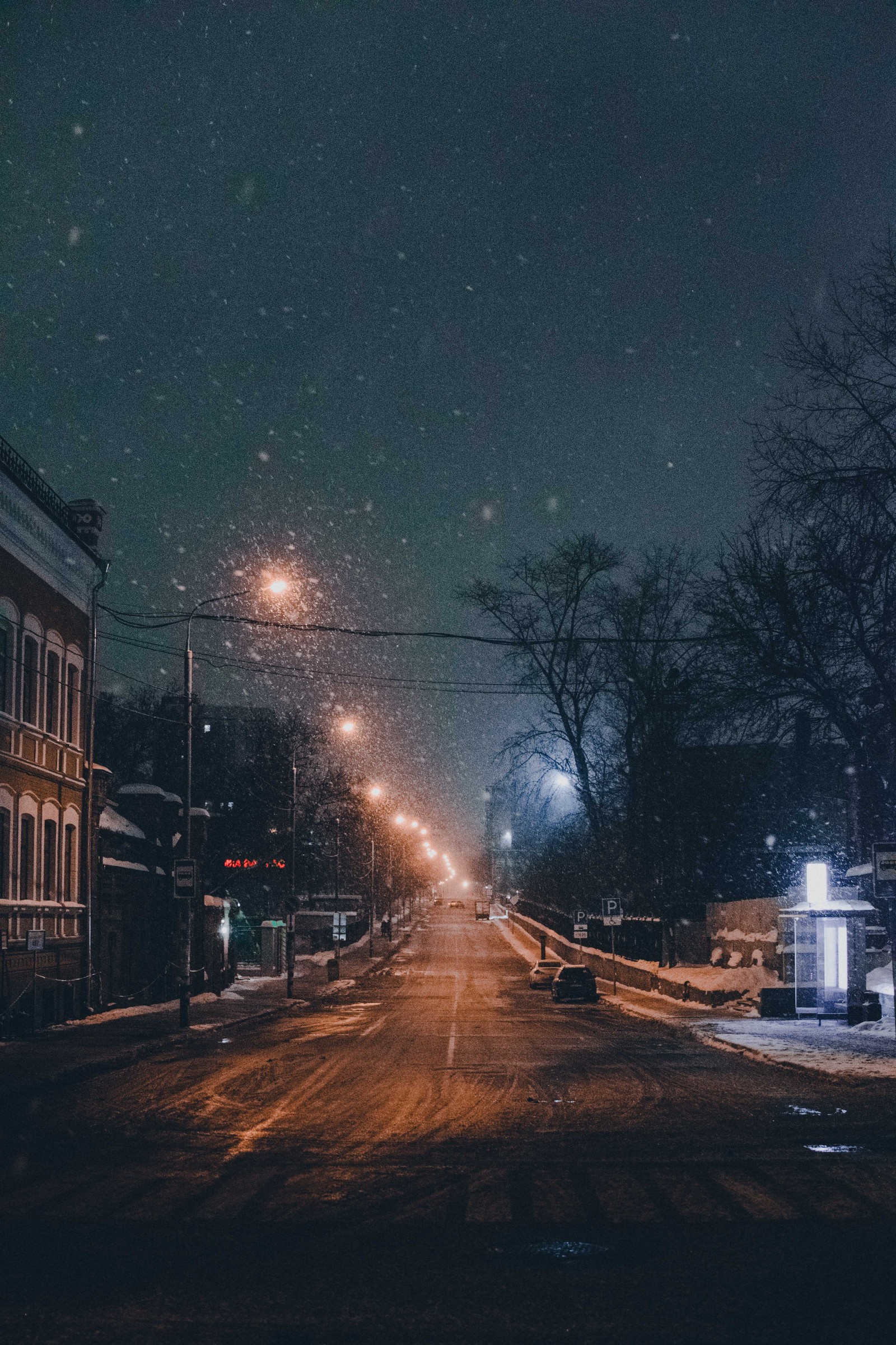 Снежная ночь в маленьком городе с уличным фонарем и знаком улицы (ночь, снег, уличный фонарь, зима, новый год)