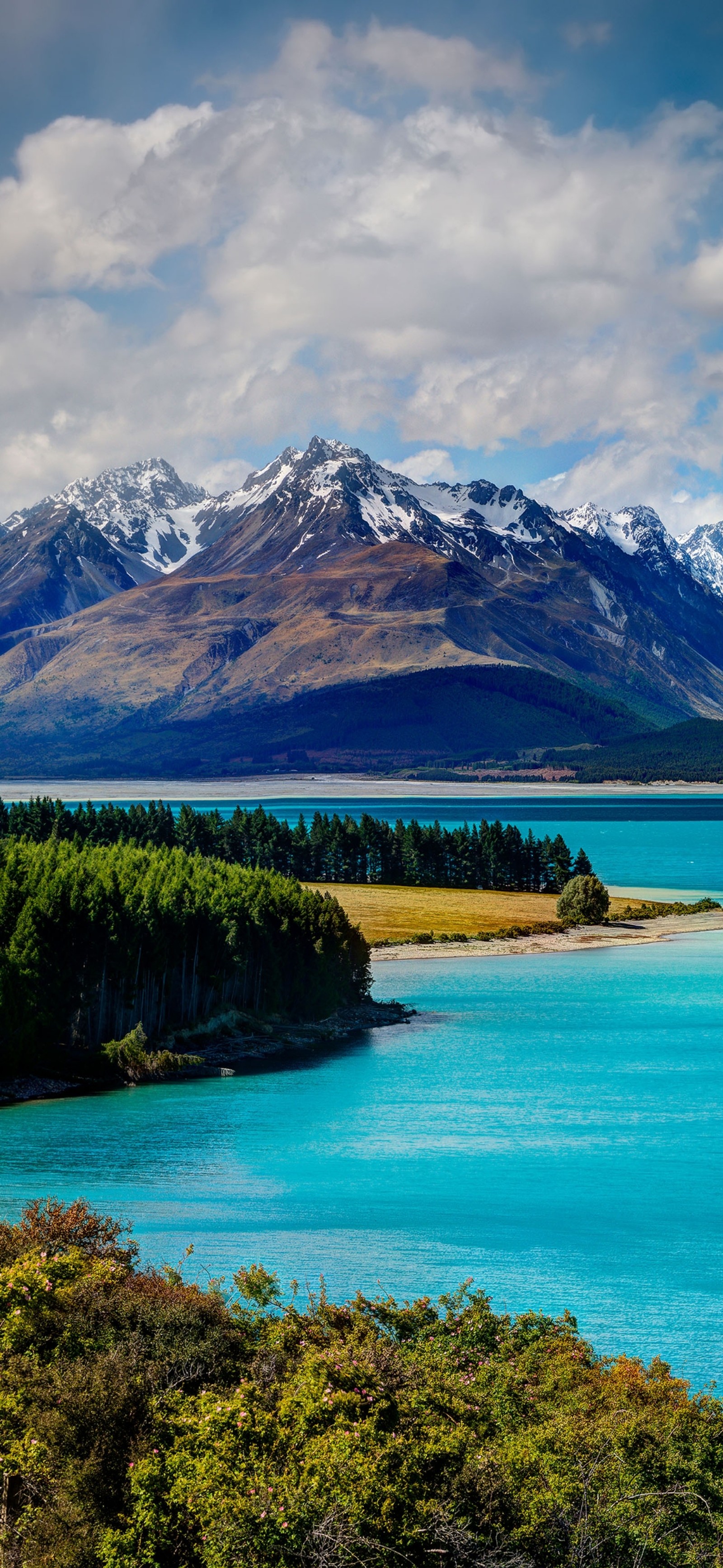 Mountains and a body of water with a small island in the middle (new zealand paesaggi, lake pukaki, queenstown, aoraki mount cook, lake tekapo)