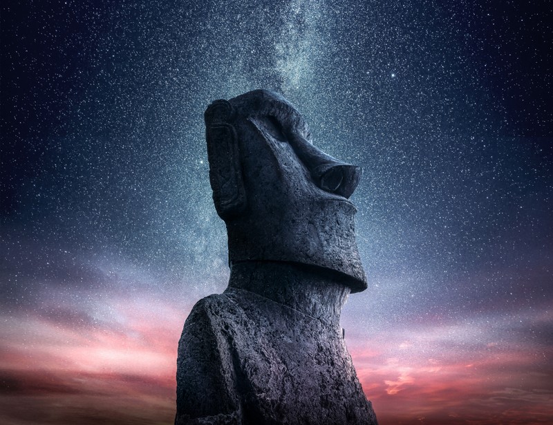 Крупный план статуи на фоне неба (moai statue, остров пасхи, древняя архитектура, звездное небо, закат)