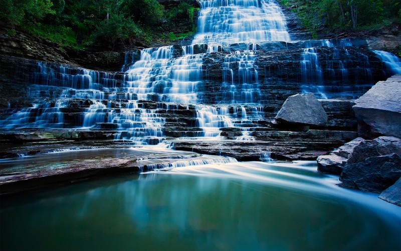 Большой водопад стекает с каменистого утеса в бассейн (albion falls, hamilton, онтарио, канада, водопады)