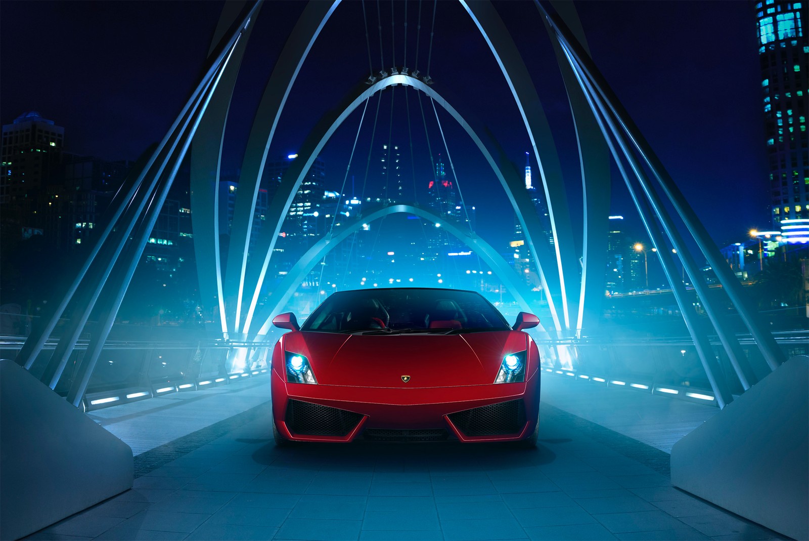 Um carro esportivo vermelho dirigindo em uma ponte à noite (lamborghini gallardo, lamborghini, carro, carro esportivo, supercarro)