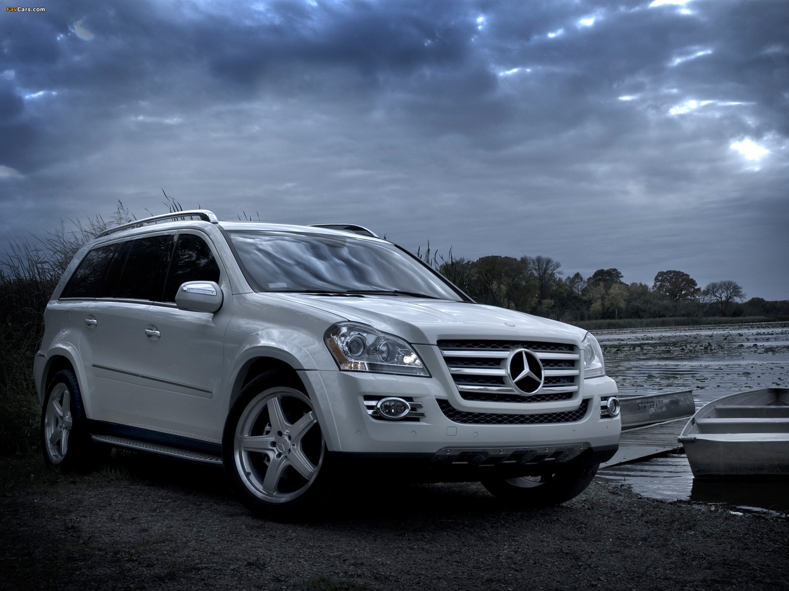 Un suv mercedes blanc flou garé à côté d'un bateau sur un lac (voiture, mercedes benz classe cls, transport, mercedes benz, mercedes benz gl class)