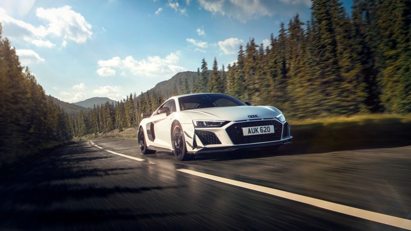 Белый спортивный автомобиль audi едет по дороге в горах (audi r8 купе v10 gt rwd, audi r8 coupé v10 gt rwd, cgi, спортивный автомобиль, машины)