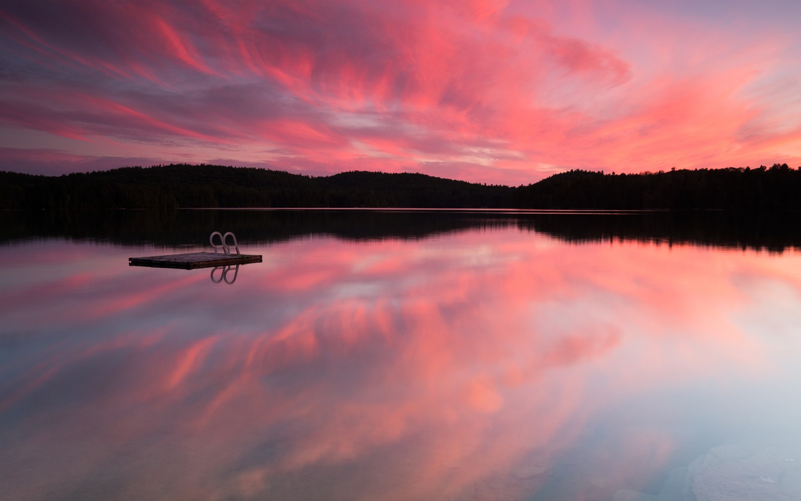 Un ciel abstrait avec des nuages réfléchis dans un lac au coucher du soleil (lac, réflexion, nature, aube, lac bow)