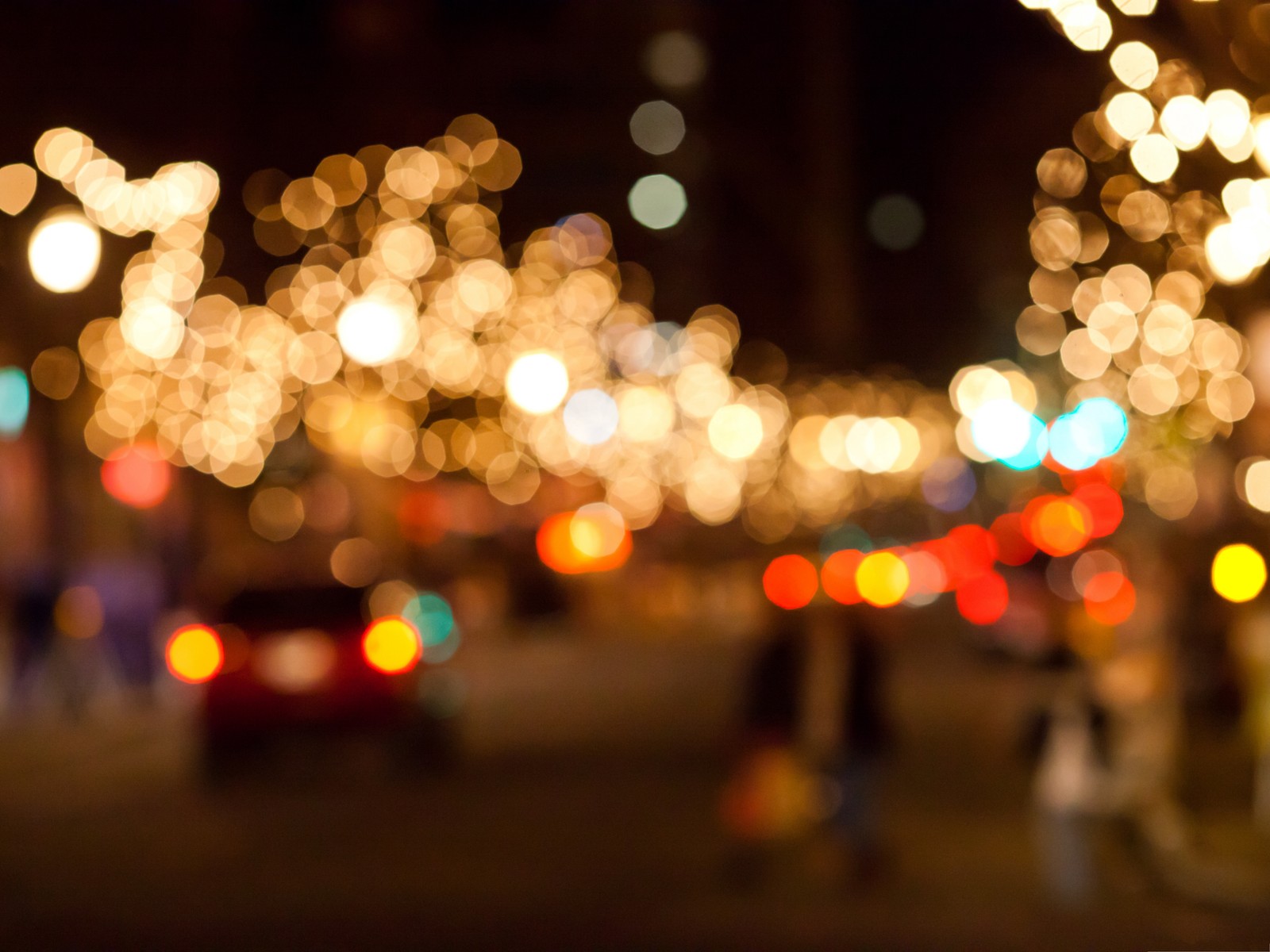 Imagem borrada de uma rua da cidade à noite com muitas luzes. (noite, luz, iluminação, enfeite de natal, android)