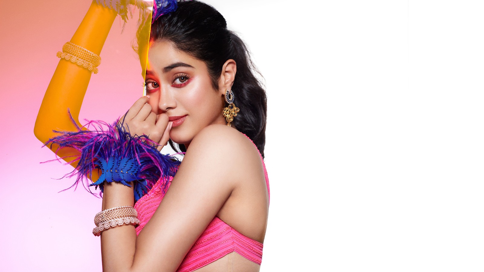 Un gros plan d'une femme en haut rose et plumes violettes (janhvi kapoor, indien, bollywood, actrice, femmes)