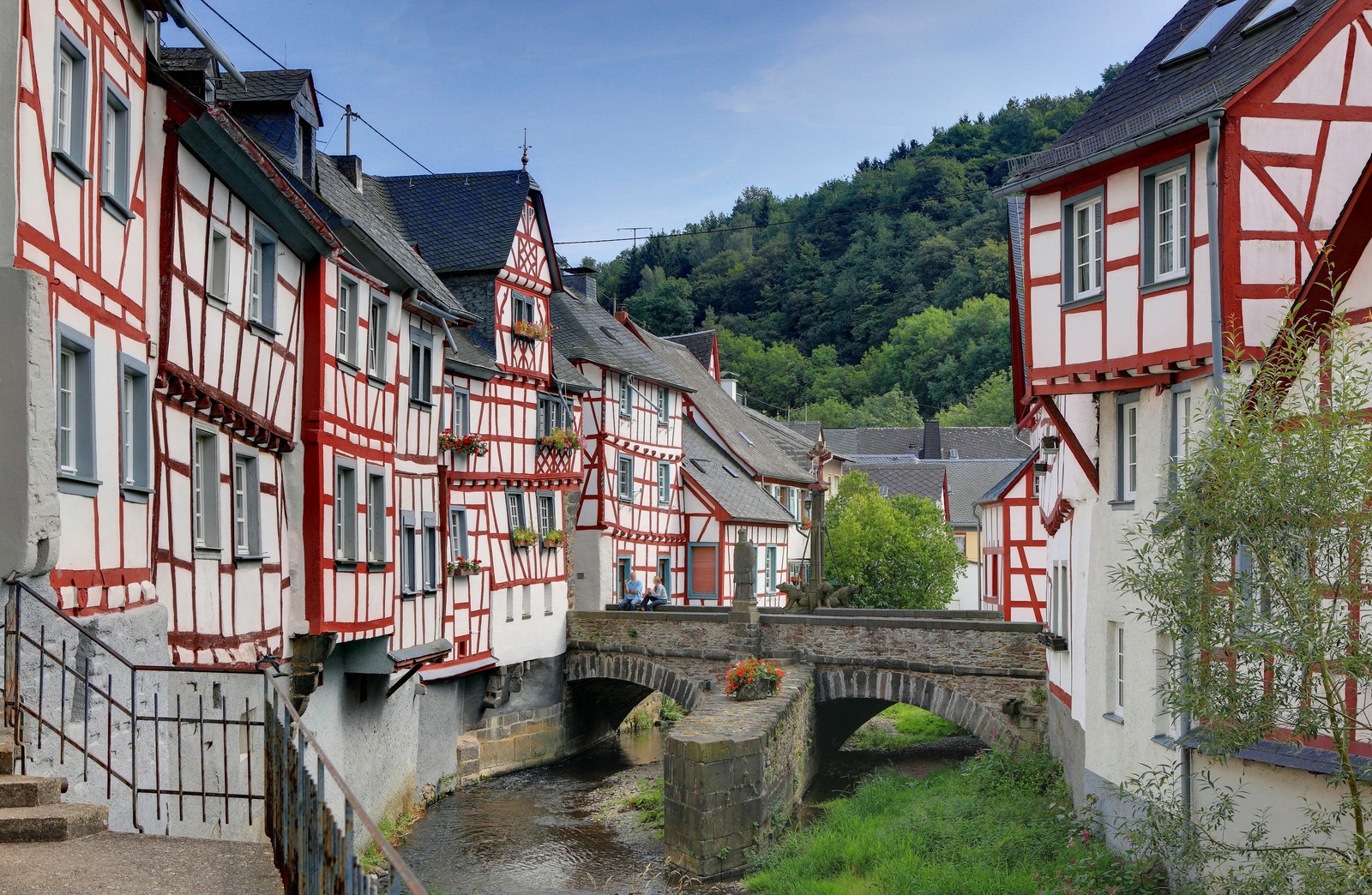 eltz castle, town, house, building, village wallpaper