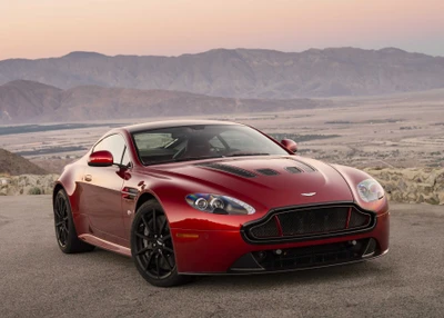 Aston Martin Vantage: Un audaz coche deportivo contra un pintoresco fondo de atardecer