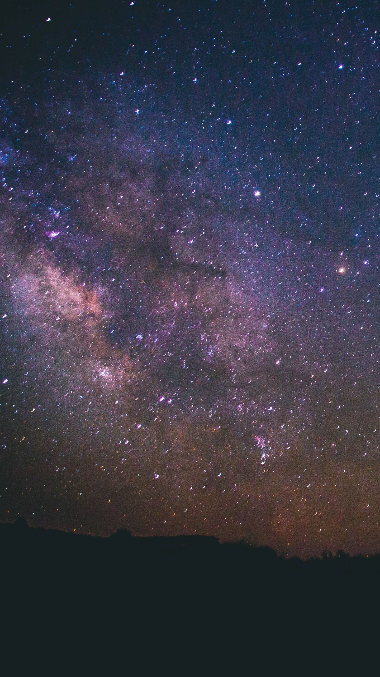 Céu estrelado com algumas estrelas no meio (atmosfera, roxo, objeto astronômico, galáxia, estrela)