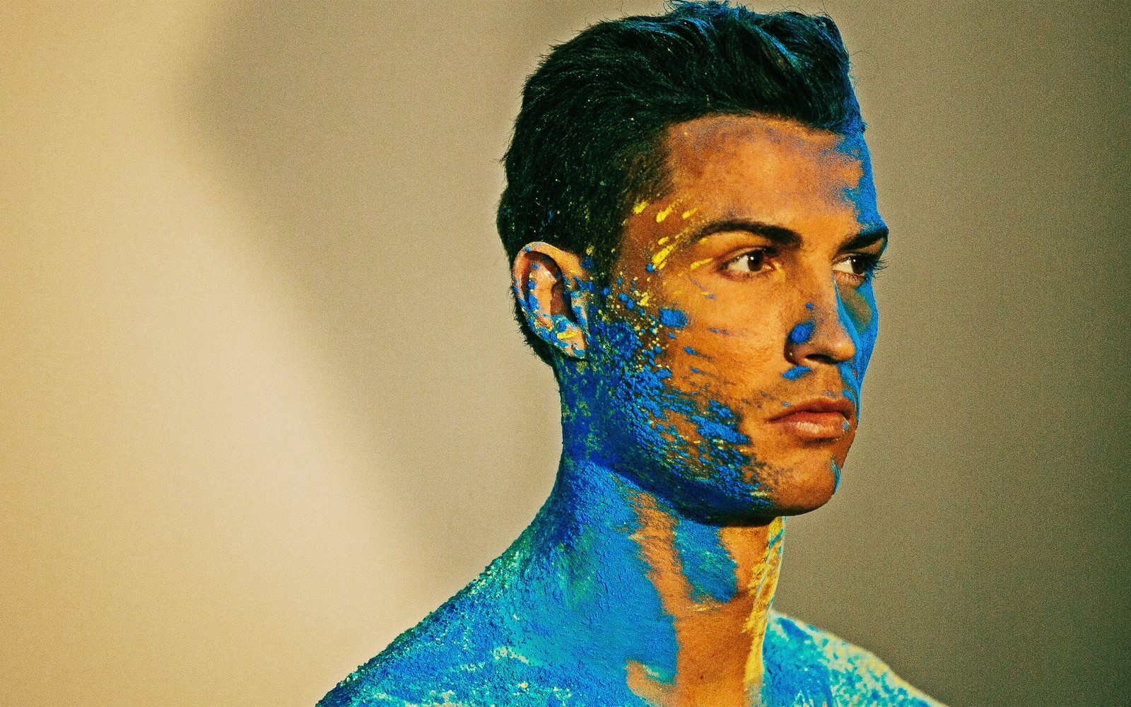 Un hombre árabe con pintura azul en su cuerpo y cara (cristiano ronaldo, moda, jugador de fútbol de portugal, futbolista portugués, deportes)