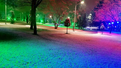 Maravilla invernal: Una noche colorida en un paisaje nevado