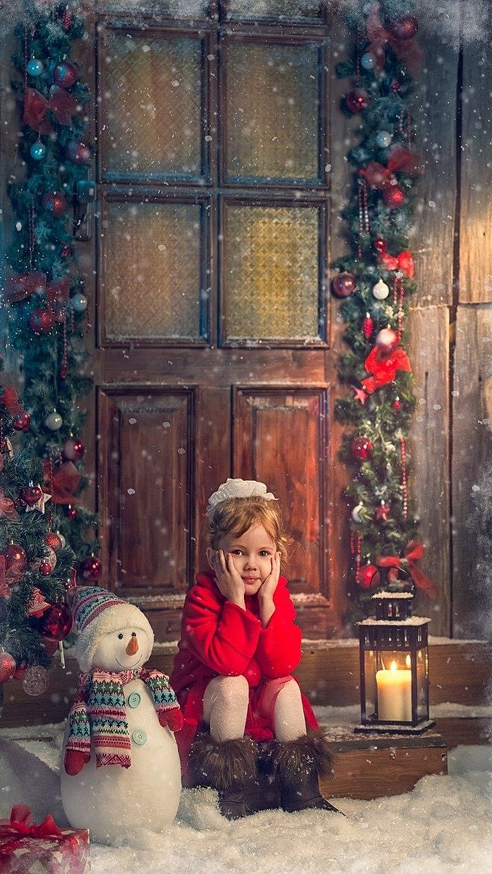 Arabisches mädchen sitzt vor einem weihnachtsbaum mit einem schneemann (weihnachten, nacht)