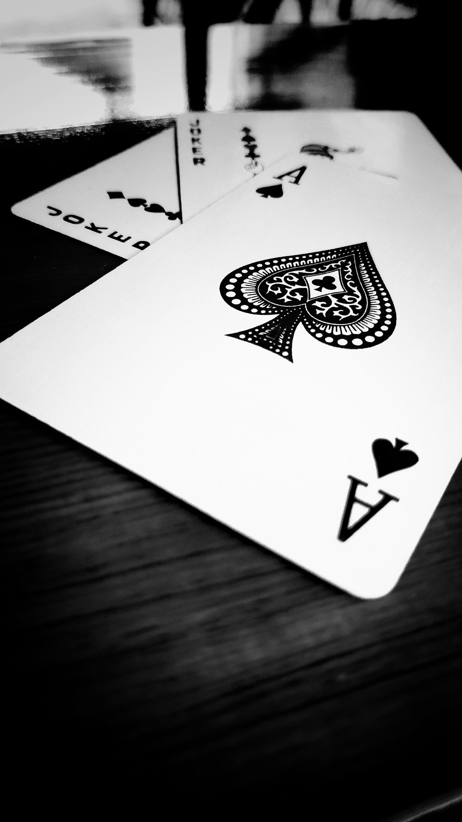 Gros plan d'une paire de cartes à jouer sur une table (piques, cartes, noir, blanc, zaeem sahrudeen)