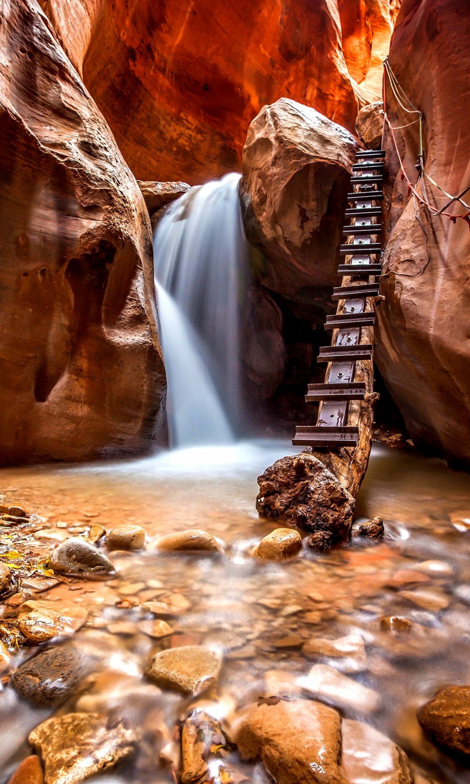 Una pequeña cascada que fluye por un estrecho cañón con rocas (hermoso, paisaje, naturaleza, agradable, cascada)