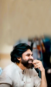 Pawan Kalyan sonriendo en HD: Un momento de alegría y reflexión