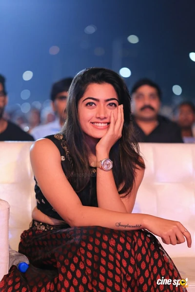 Rashmika Mandanna lors d'un événement cinématographique, rayonnant de joie et d'élégance