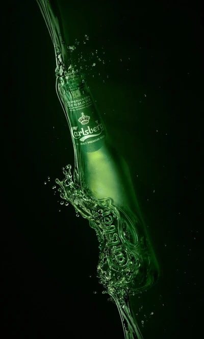 Cerveja Carlsberg refrescante em água espirrando