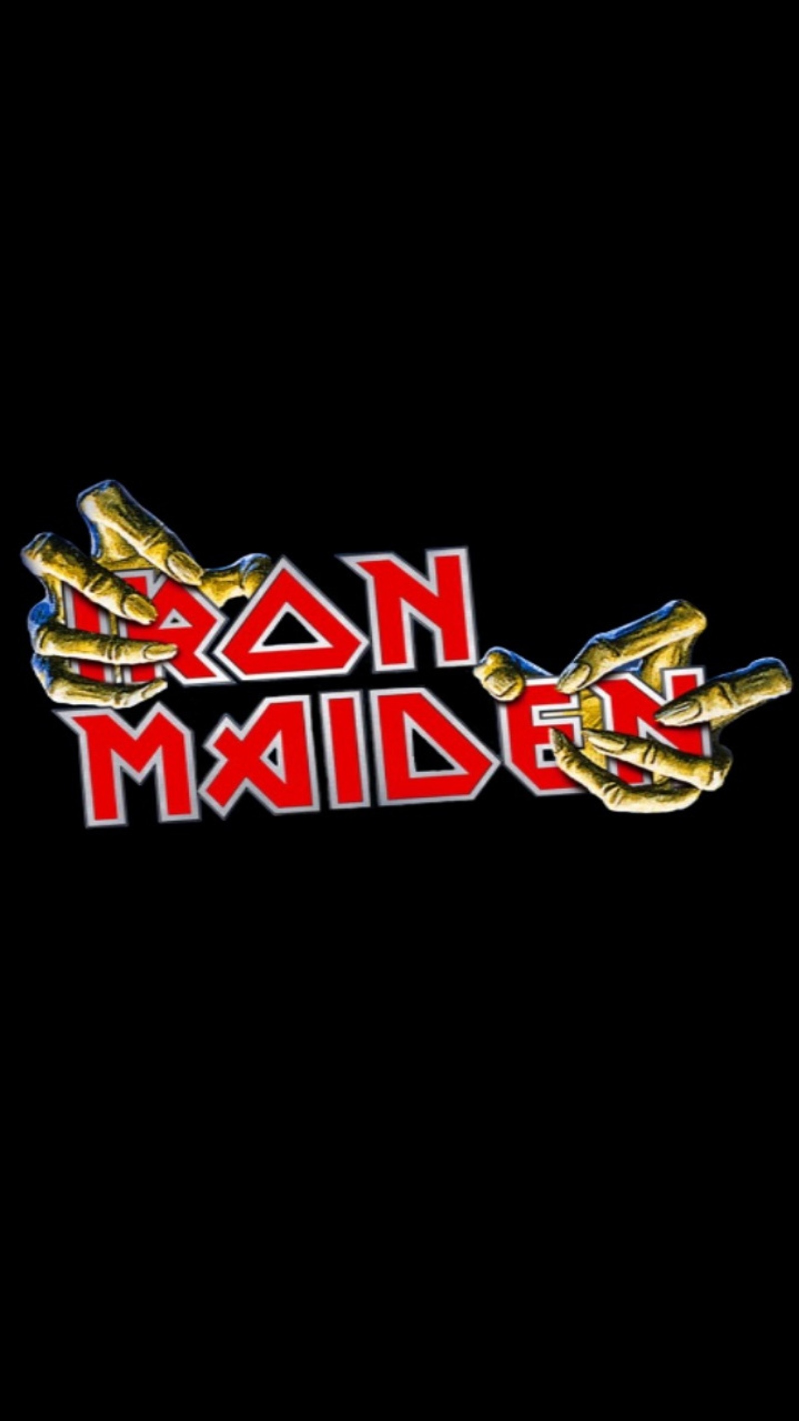 Un gros plan d'un panneau métallique avec une main tenant une arme (heavy metal, fer, iron maiden, vierge, métal)