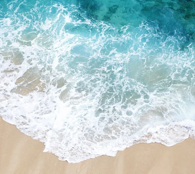 Ondas suaves batendo em uma tranquila costa de areia