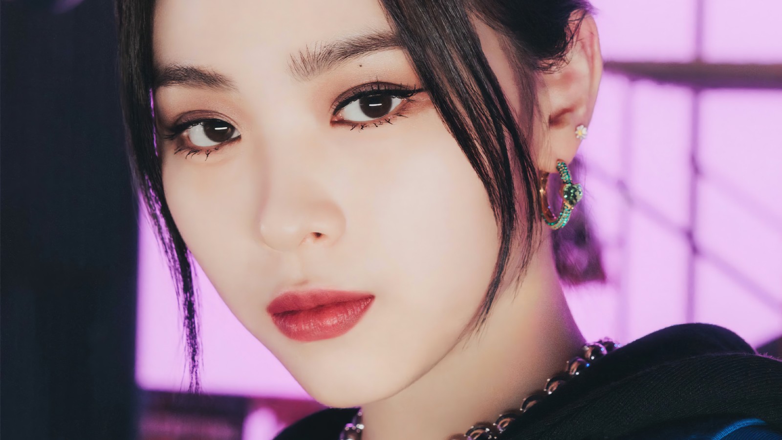 Gros plan d'une femme avec un collier et des boucles d'oreilles (itzy, 있지, kpop, k pop, filles)