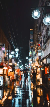 Vie nocturne vibrante dans une ruelle de la métropole