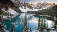 Moraine Lake bei Sonnenaufgang: Reflexion schneebedeckter Gipfel in einem Gletscherparadies