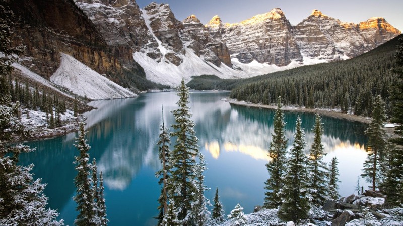 Арафед вид на озеро, окруженное снежными горами (озеро морейн, озеро луиза, lake louise, долина десяти вершин, банф)