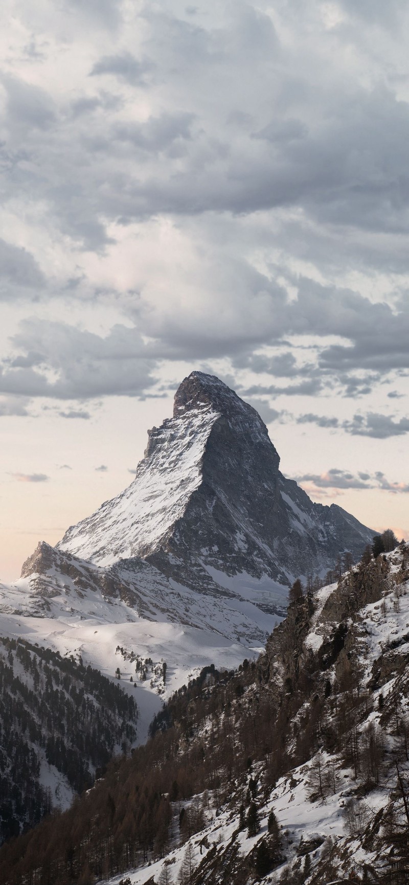 Лыжники на горнолыжном склоне с горой на фоне (маттерхорн, matterhorn, природа, гора, природный пейзаж)