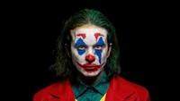 Un portrait frappant d'un clown avec des cheveux verts vifs et un maquillage facial dramatique, incarnant l'essence d'un super-vilain.