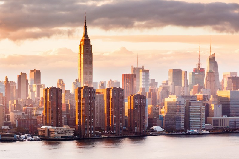 Арафед вид на городской горизонт с лодкой в воде (здание эмпайр стейт, empire state building, город, городской пейзаж, горизонт)